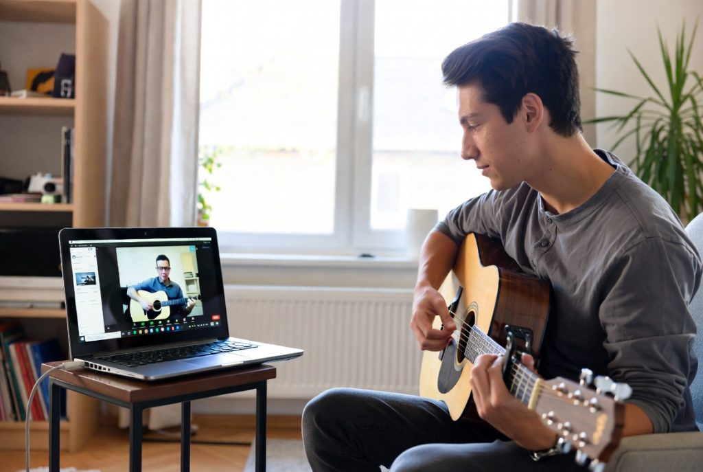 Kursy gry na gitarze online. Skype, zoom, komunikator
